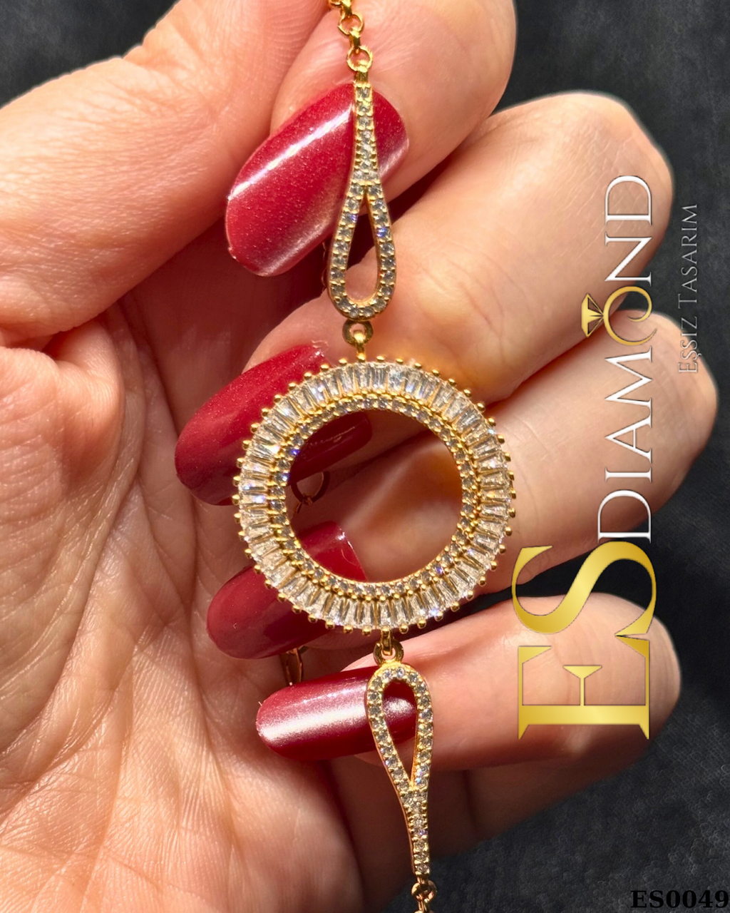 BAGET DETAYLI ALTIN MONTÜR ÇEYREKLİ BİLEKLİK